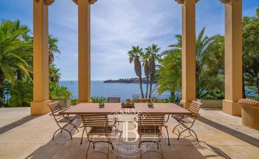 Villa in Saint-Raphaël, Provence-Alpes-Côte d'Azur, France 1