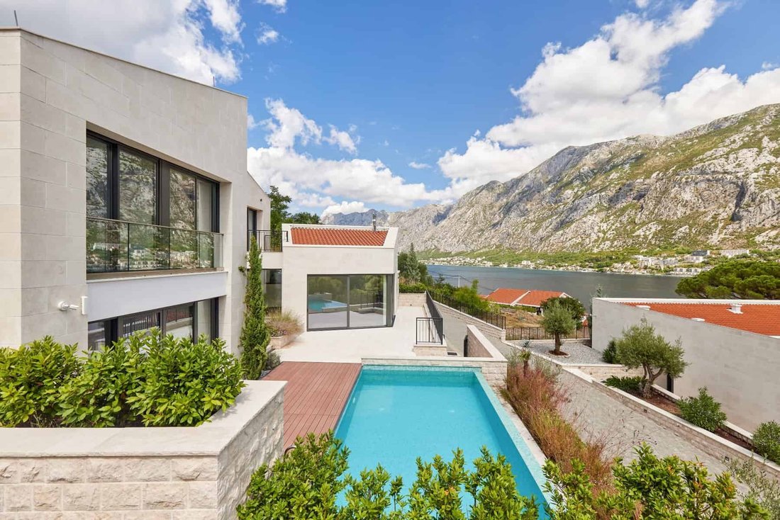 Villa in Donji Stoliv, Kotor Municipality, Montenegro 2 - 16369638