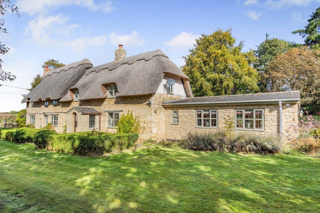 House in Leckhampstead, England 1 - 16372160