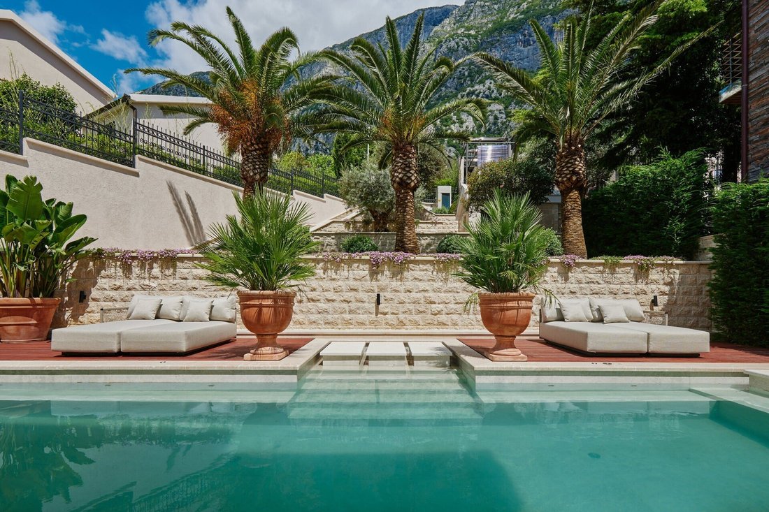 Villa in Dobrota, Kotor Municipality, Montenegro 1 - 16369791