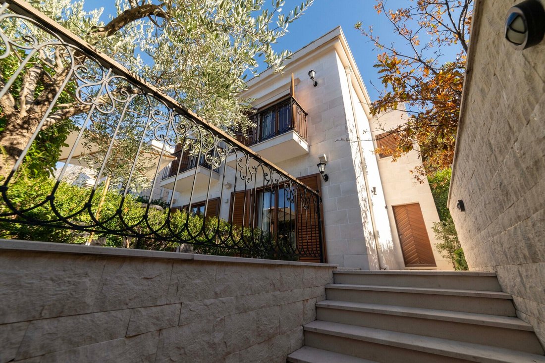 Villa in Dobrota, Kotor Municipality, Montenegro 4 - 16369716