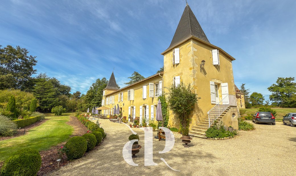 Elegant 18th Century Manor With Towers In The Heart Of Gascony