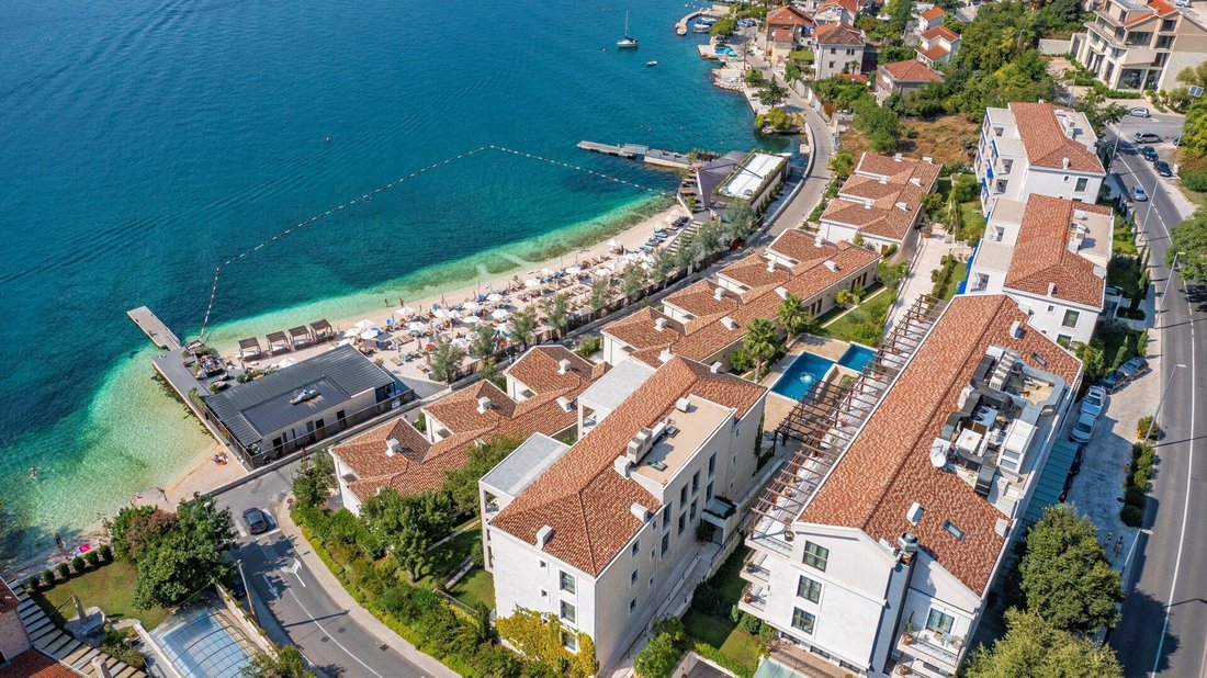 Villa in Dobrota, Kotor Municipality, Montenegro 1 - 16369716
