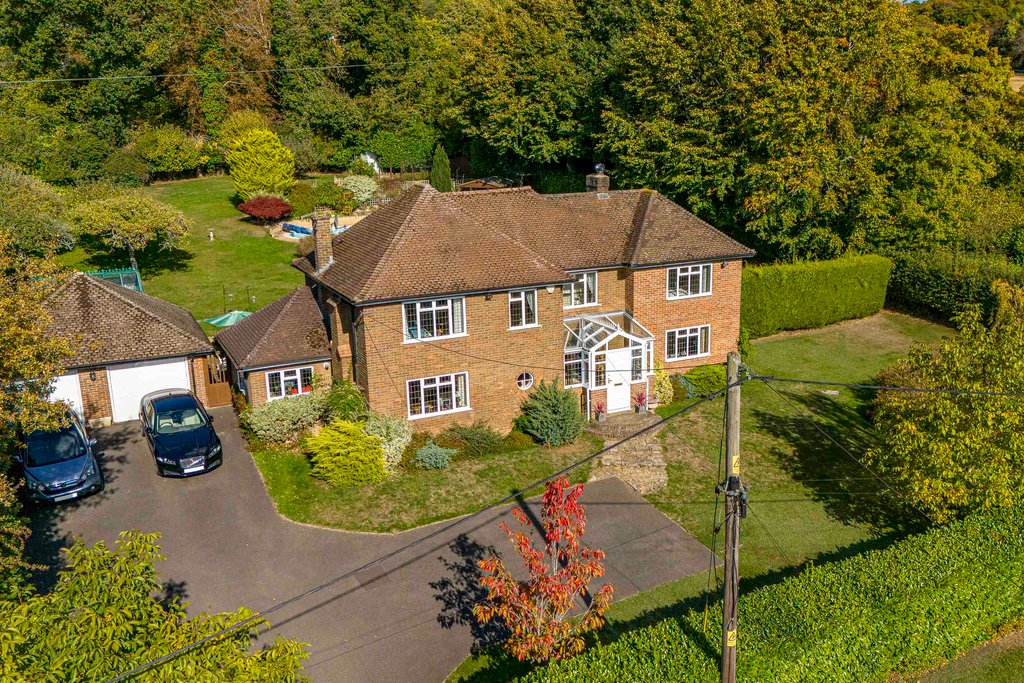 House in Bourne End, England 1 - 16368641