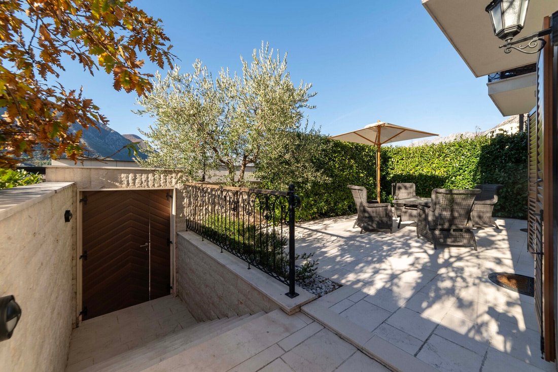 Villa in Dobrota, Kotor Municipality, Montenegro 5 - 16369716