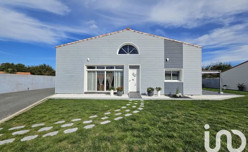 Castle for Sale in Challans, Pays de la Loire, France