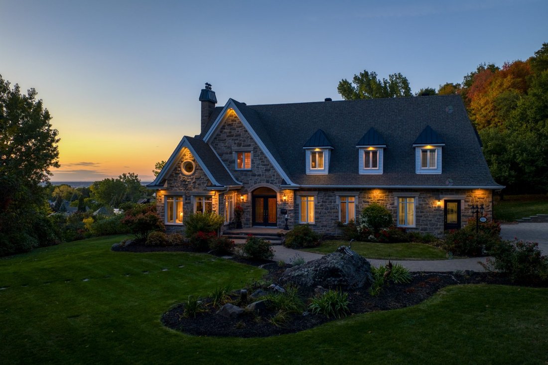 House in Mont-Saint-Hilaire, Quebec, Canada 1 - 16372776
