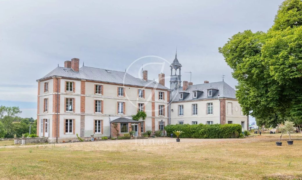 Castle for Sale in Saint-Fargeau, Bourgogne-Franche-Comté, France