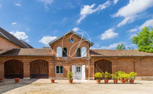 Castle for Sale in Avallon, Bourgogne-Franche-Comté, France