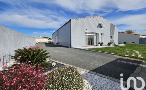 Castle for Sale in Challans, Pays de la Loire, France