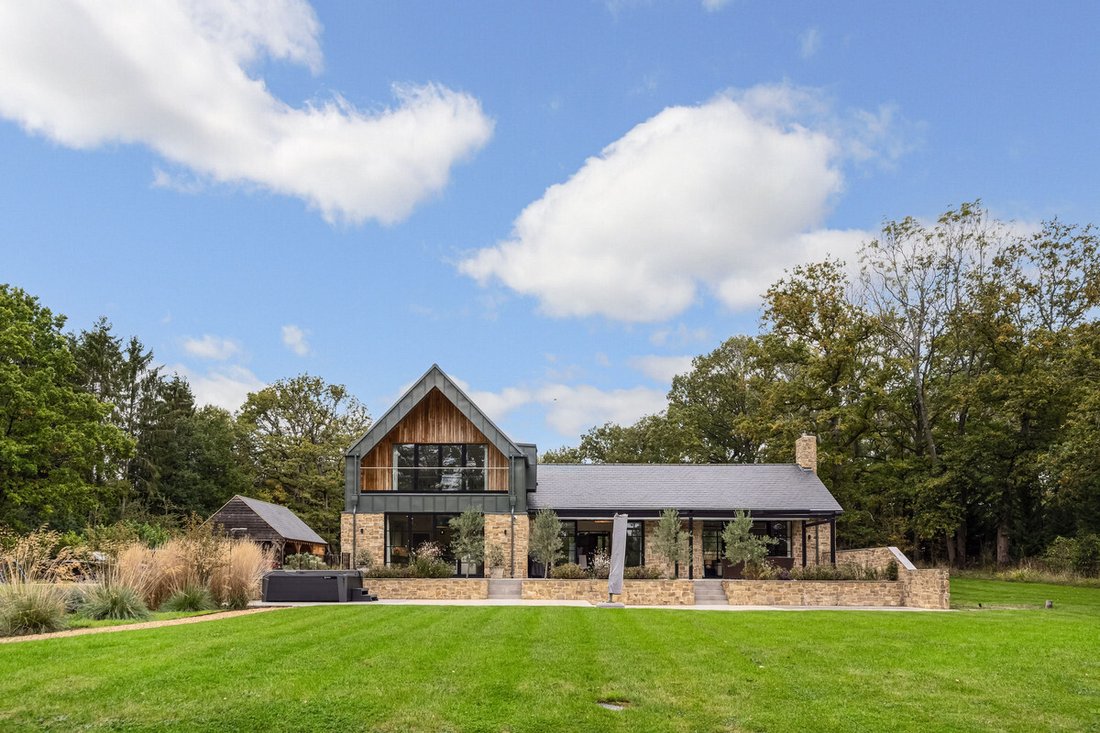 House in Hawks Hill, Fetcham, England 1 - 16372141