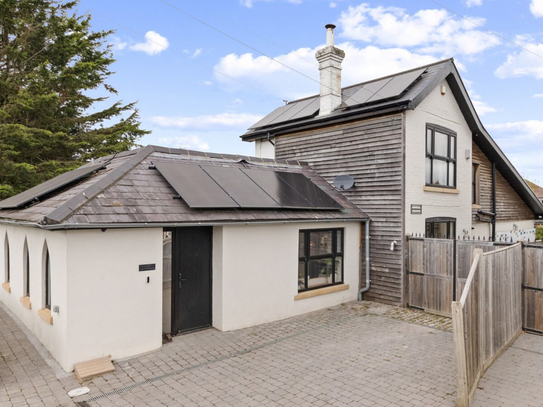 House in Burgess Hill, England 3 - 16390360