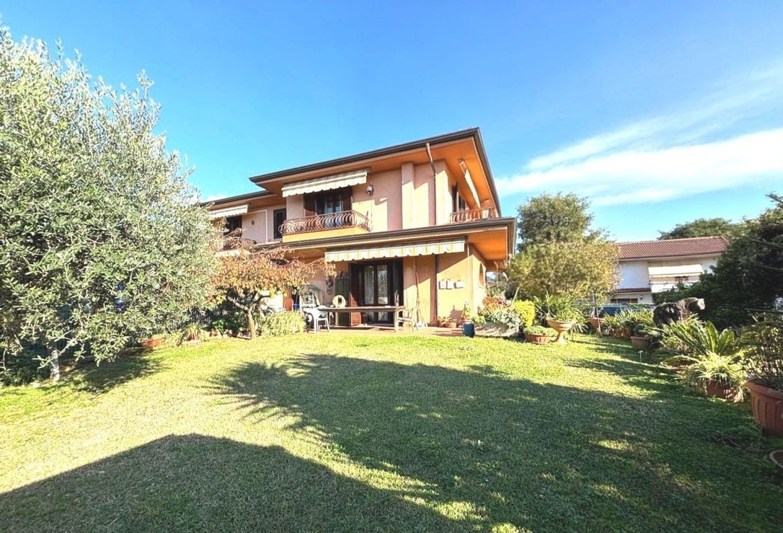 Villa in Center, Massa, Italy 1 - 16387587