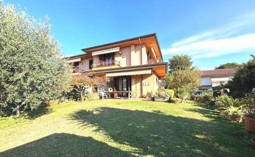 Villa in Center, Massa, Italy 1
