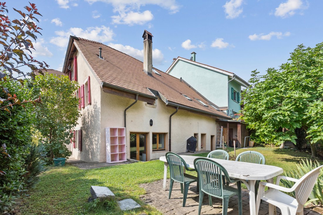 Charming 7 Room Village House With Garden!