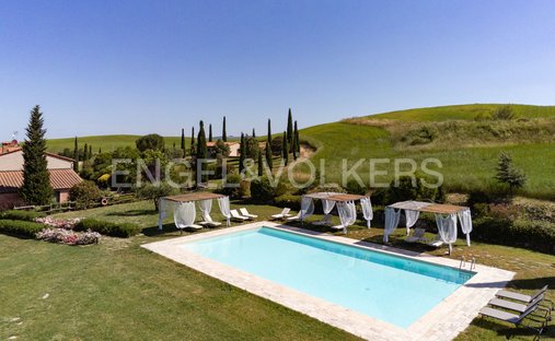 Castle for Sale in Castiglione d'Orcia, Tuscany, Italy