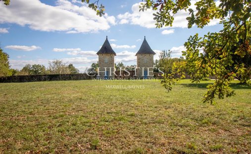 The Noble Chartreuse With Swimming Pool And Pigeoneer