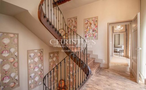 The Noble Chartreuse With Swimming Pool And Pigeoneer