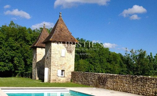 The Noble Chartreuse With Swimming Pool And Pigeoneer