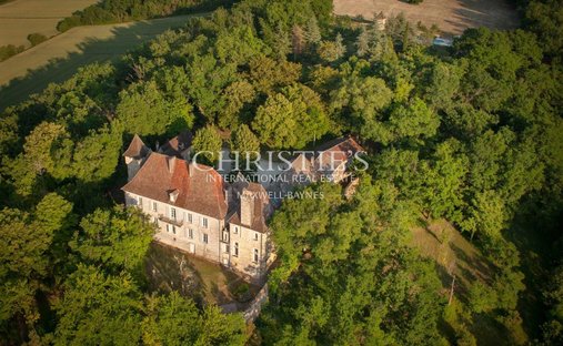 The Noble Chartreuse With Swimming Pool And Pigeoneer