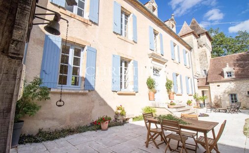 The Noble Chartreuse With Swimming Pool And Pigeoneer