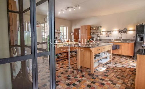 The Noble Chartreuse With Swimming Pool And Pigeoneer