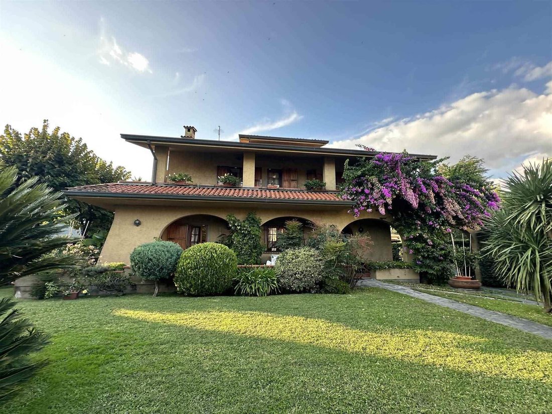 Villa in Vittoria Apuana, Forte dei Marmi, Tuscany 3 - 16398997