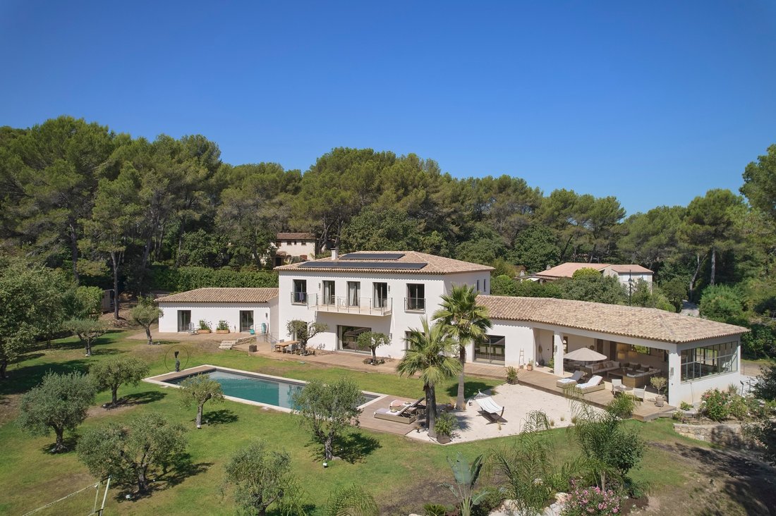 Villa in La Roquette-sur-Siagne, Provence-Alpes-Côte d'Azur, France 1 - 16399277