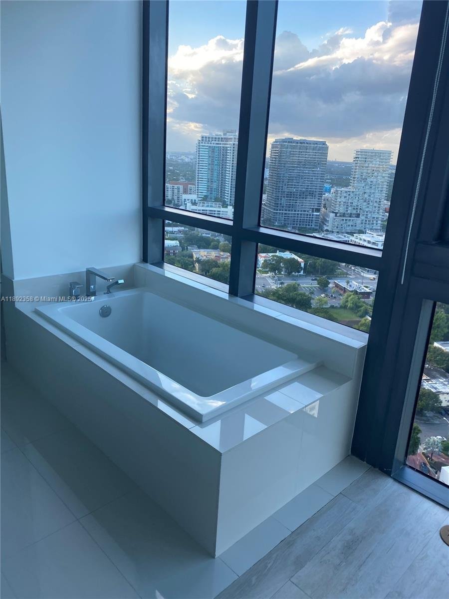 Condo in Miami, Florida, United States 4 - 16399032