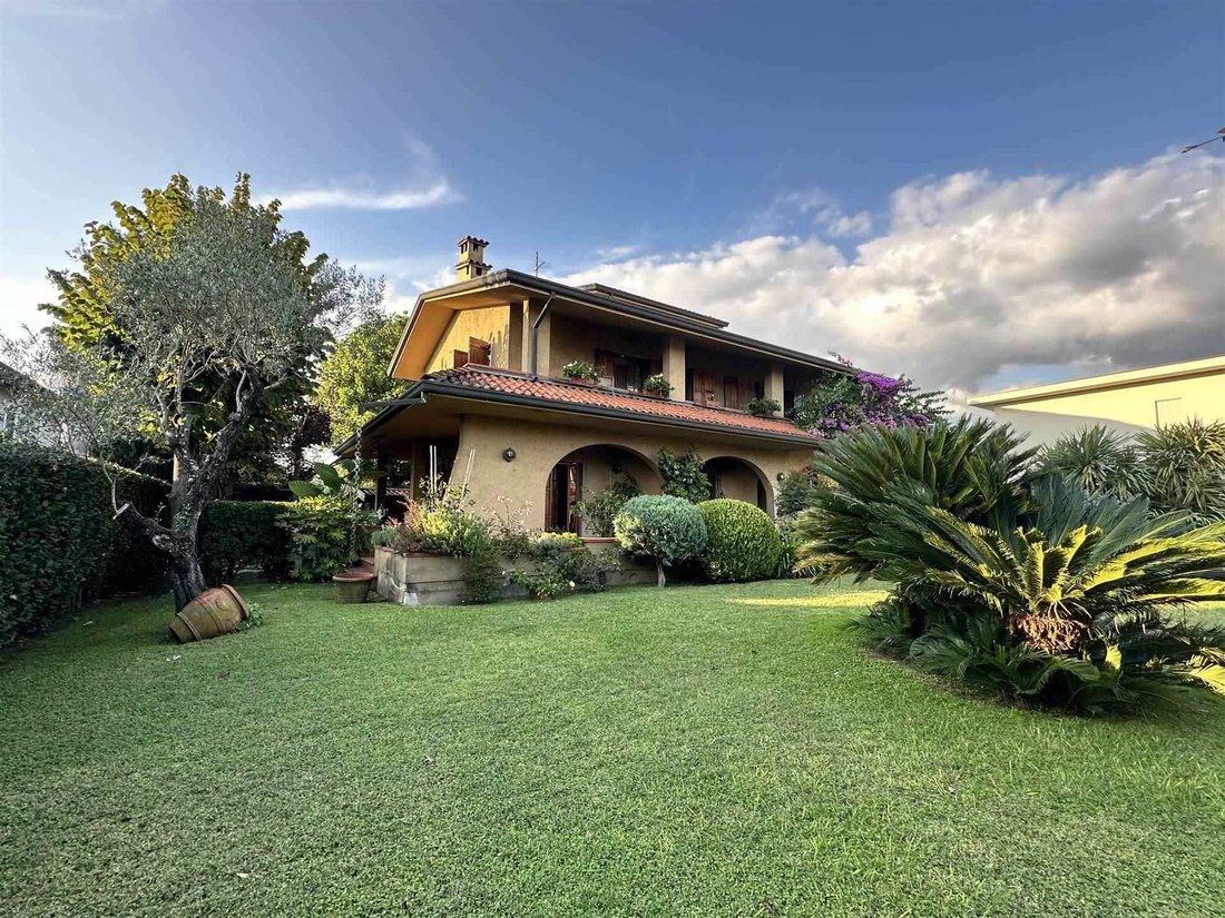 Villa in Vittoria Apuana, Forte dei Marmi, Tuscany 1 - 16398997