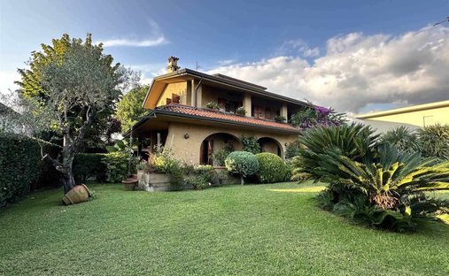 Villa in Vittoria Apuana, Forte dei Marmi, Tuscany 1