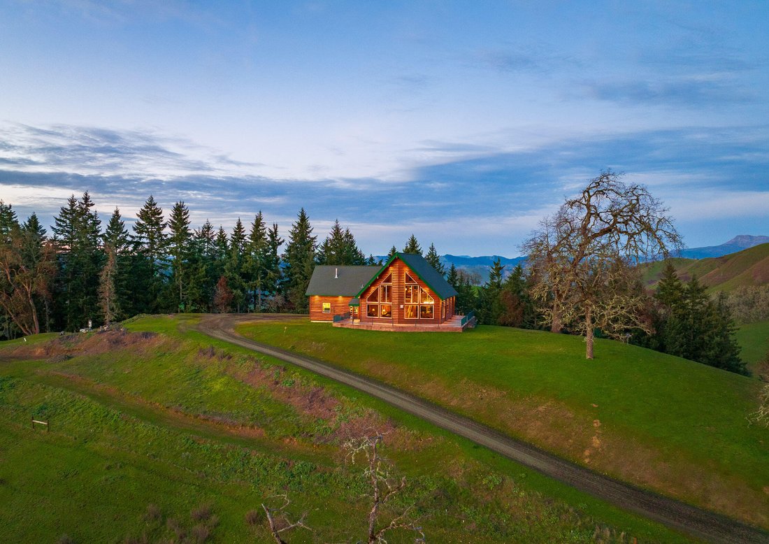 House in Roseburg, Oregon, United States 1 - 16399589