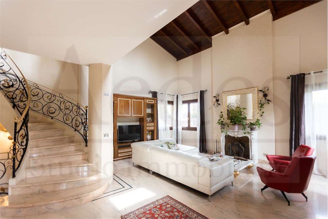 Villa in Historic Center, Modena, Emilia-Romagna 2 - 16398626