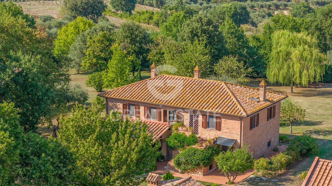 Estate in Castiglione del Lago, Umbria, Italy 4 - 16398716