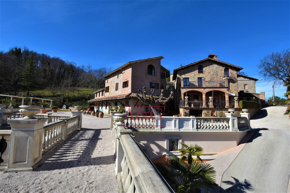 Villa in Montefortino, Marche, Italy 1 - 16399312