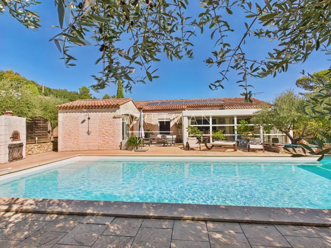 Villa in Flassans-sur-Issole, Provence-Alpes-Côte d'Azur, France 1 - 16397405