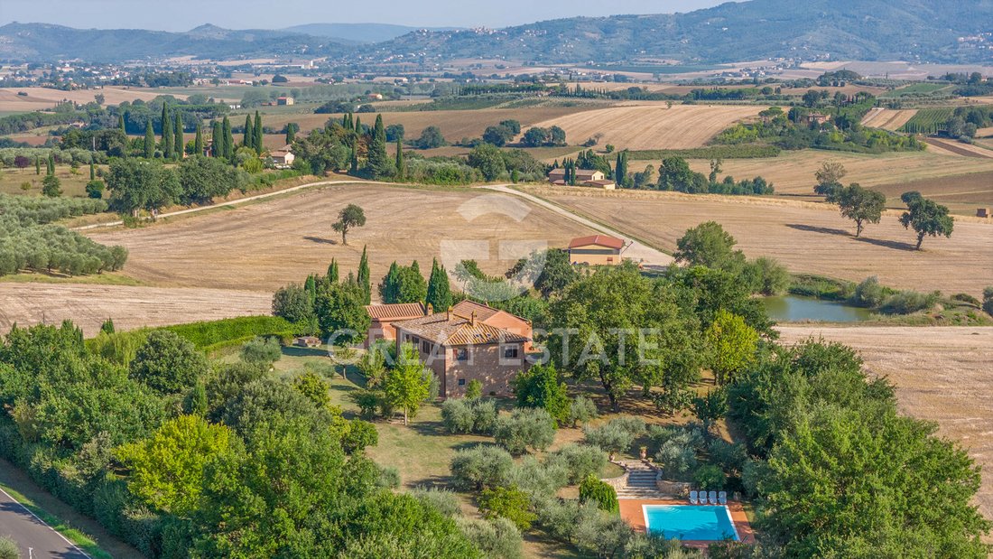 Estate in Castiglione del Lago, Umbria, Italy 1 - 16398716