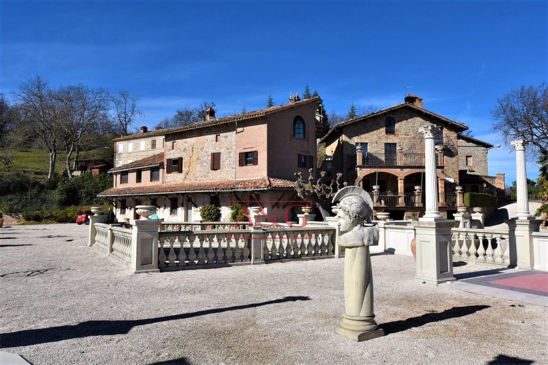 Villa in Montefortino, Marche, Italy 2 - 16399312
