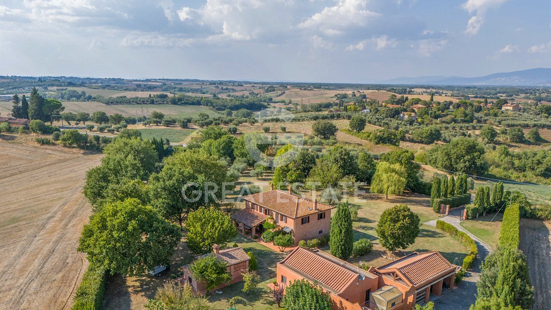 Estate in Castiglione del Lago, Umbria, Italy 3 - 16398716