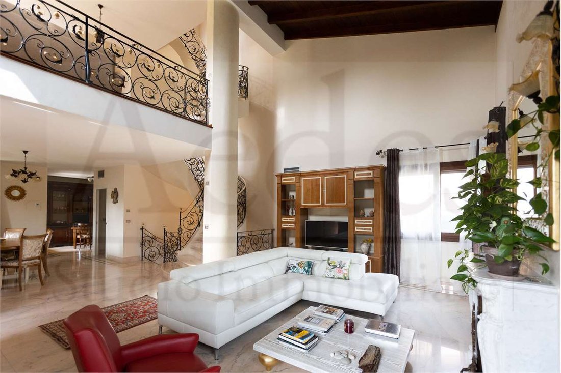 Villa in Historic Center, Modena, Emilia-Romagna 1 - 16398626