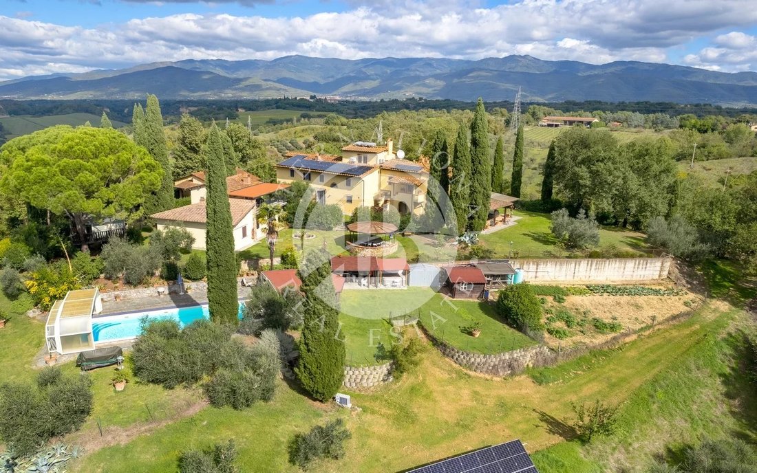 Estate in Terranuova Bracciolini, Tuscany, Italy 1 - 16397267