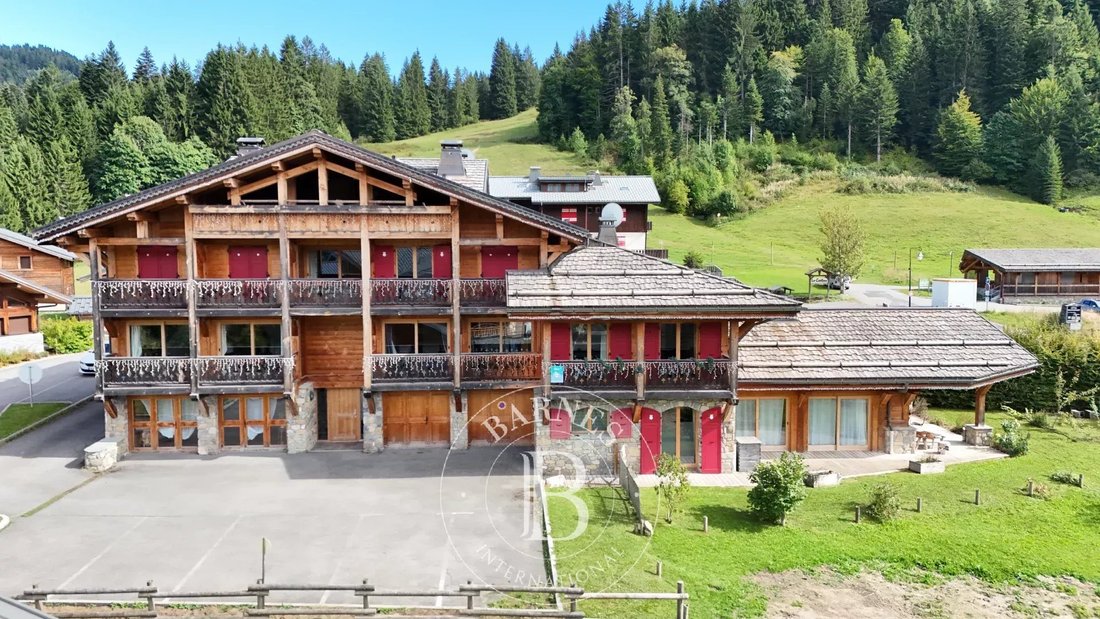 Estate in Les Gets, Auvergne-Rhône-Alpes, France 1 - 16397523