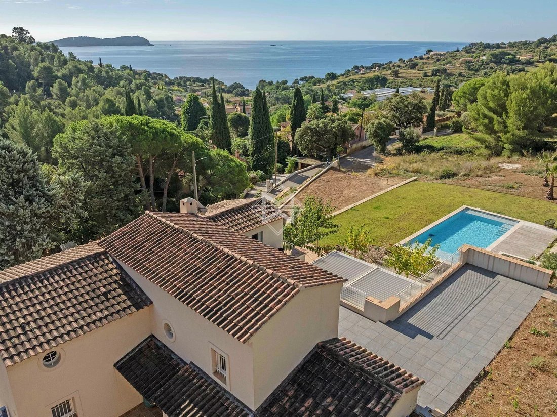Villa in Carqueiranne, Provence-Alpes-Côte d'Azur, France 1 - 16400576
