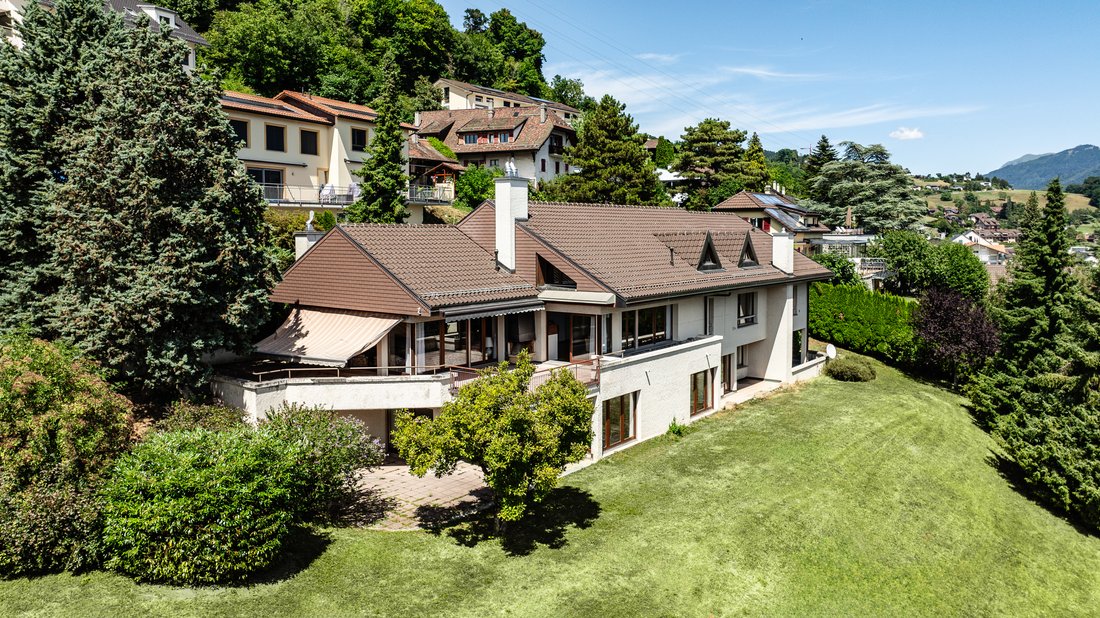 Charming 9.5 Room Character Property With Separate Apartments And Panoramic Lake Views.