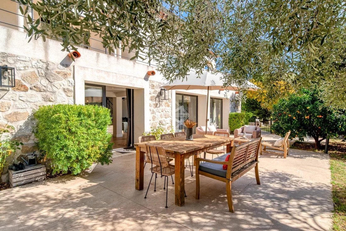 Villa in Nord, Roquefort-les-Pins, France 2 - 16402380