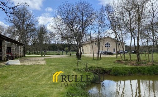 House in Saint-Christoly-de-Blaye, Nouvelle-Aquitaine, France 1
