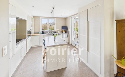 Castle for Sale in Bons-en-Chablais, Auvergne-Rhône-Alpes, France