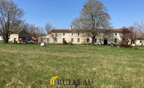 Estate in Nord Est, Saint-André-de-Cubzac, France 1