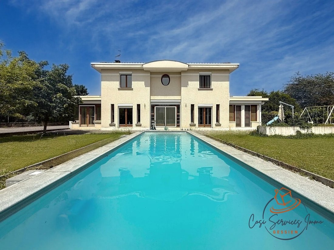 Villa in Prévessin-Moëns, Auvergne-Rhône-Alpes, France 1 - 16409553