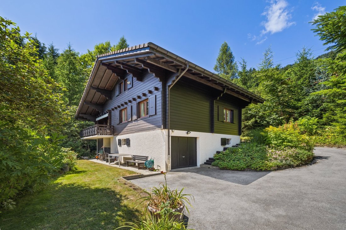 Spacious Family Chalet With Large Plot And Excellent Potential In Villars Sur Ollon
